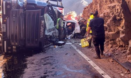 Un grave choque entre un camión y un auto en Mendoza. Un grave choque entre un camión y un auto en Mendoza.