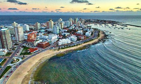 En el caso del balneario Punta del Este, los extranjeros llegan al edificio o al hotel donde deberían pasar los siete días de cuarentena, pero luego de llegar salen a pasear o de compras motivo por los cuales ya aumentan las denuncias de infracciones. En el caso del balneario Punta del Este, los extranjeros llegan al edificio o al hotel donde deberían pasar los siete días de cuarentena, pero luego de llegar salen a pasear o de compras motivo por los cuales ya aumentan las denuncias de infracciones.