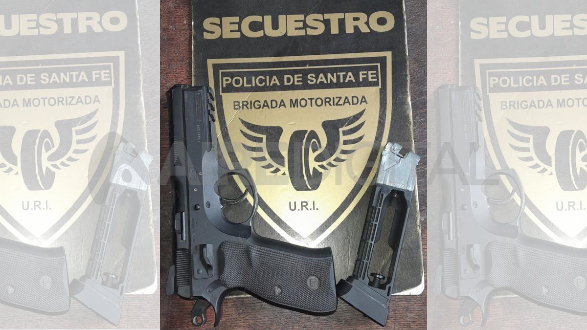 El arma secuestrada en la escuela ubicada en el centro de la ciudad de Santa Fe.