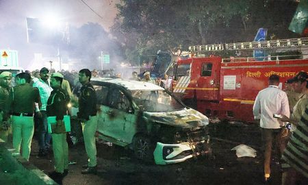 Al menos ocho personas murieron y diecinueve resultaron heridas tras la explosión de un vehículo la tarde de este lunes en un concurrido barrio de Nueva Delhi, la capital de India. Al menos ocho personas murieron y diecinueve resultaron heridas tras la explosión de un vehículo la tarde de este lunes en un concurrido barrio de Nueva Delhi, la capital de India.