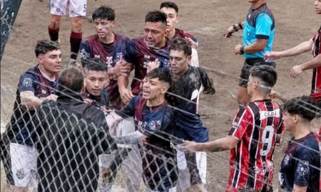 Un jugador de Villa Felisa se enfrentó a golpes con la policía. Un jugador de Villa Felisa se enfrentó a golpes con la policía.
