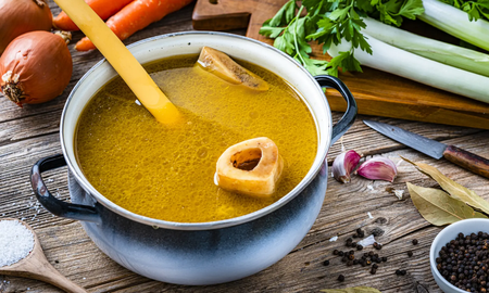 Caldo de huesos: la receta de las abuelas que aporta colágeno y te mantiene calentito en invierno Caldo de huesos: la receta de las abuelas que aporta colágeno y te mantiene calentito en invierno