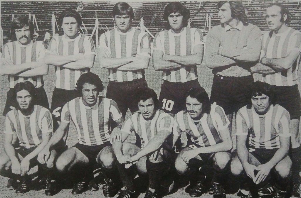 Formación de Unión en 1974, con Burtovoy (quinto arriba) y Luque (cuarto abajo) en el equipo.