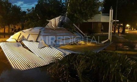 La tormenta en El Trébol provocó la voladura de techos. La tormenta en El Trébol provocó la voladura de techos.