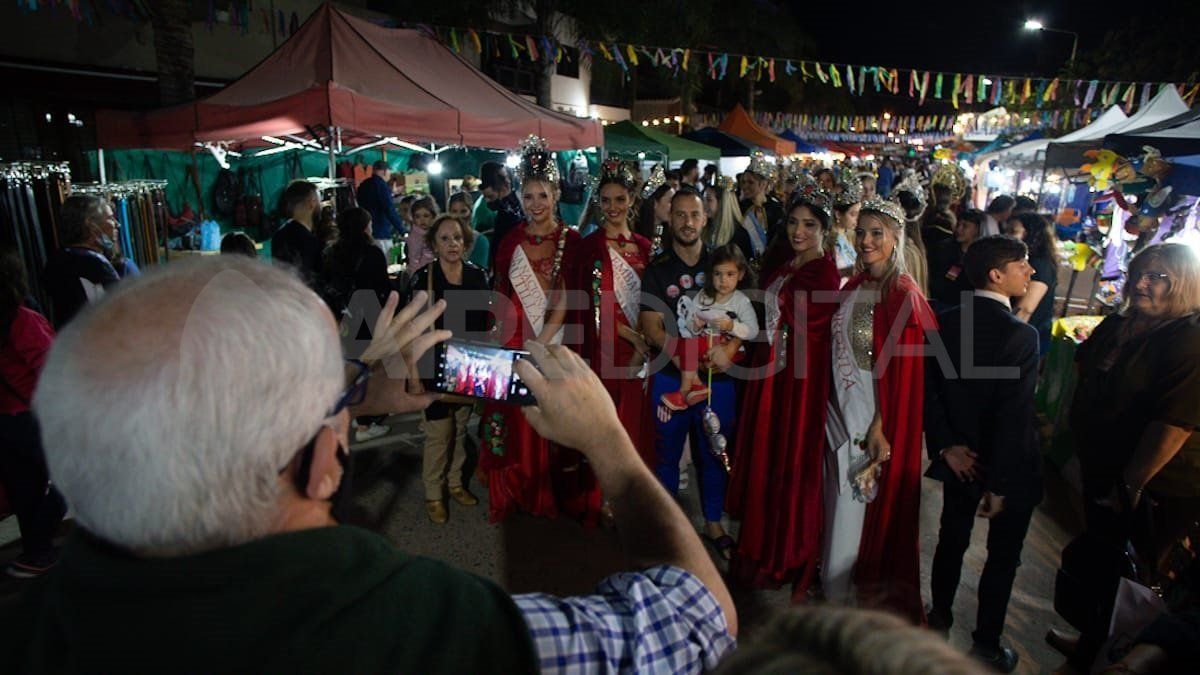 Las reinas desfilaron por calle San Martín y se sacaron fotos con los presentes.