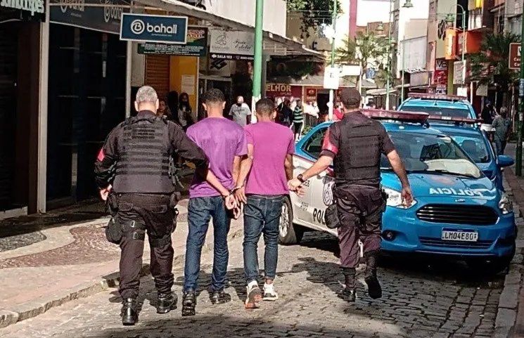 Dos sujetos fueron detenidos en el operativo (Twitter).