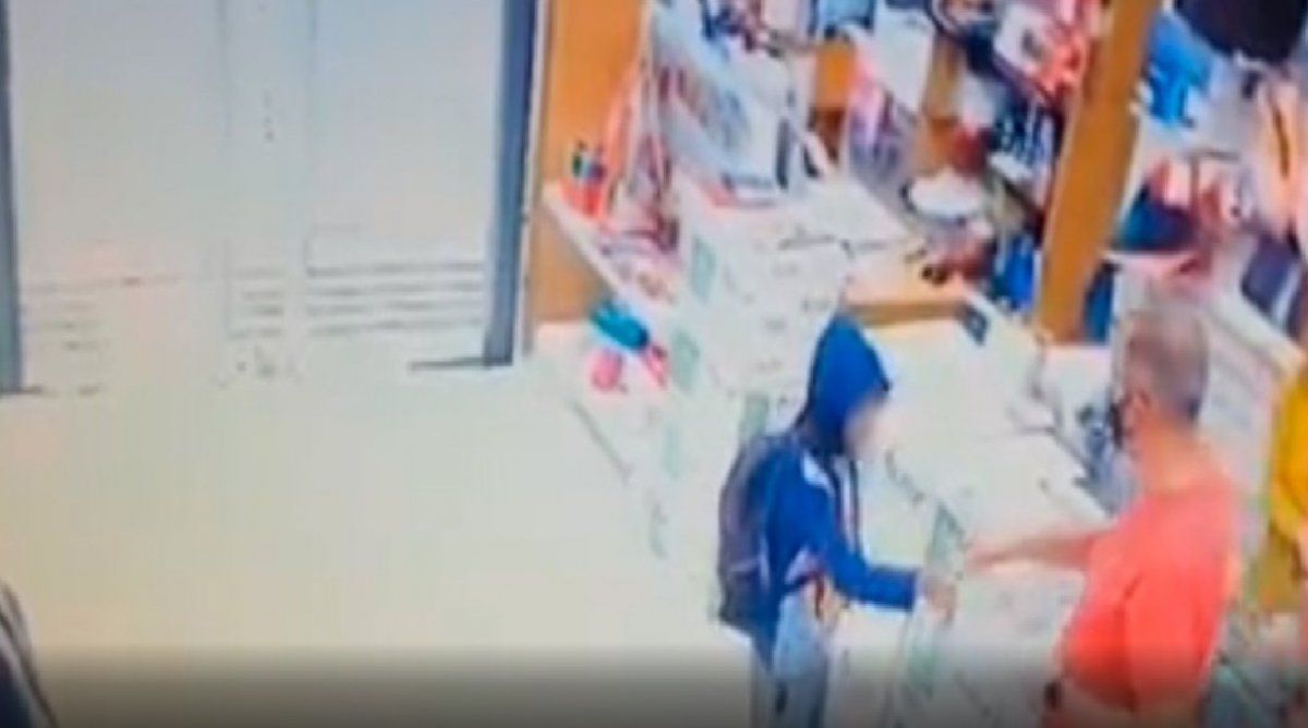 Entró a una librería a pedir un lápiz para ir al colegio y le regalaron una bolsa con útiles