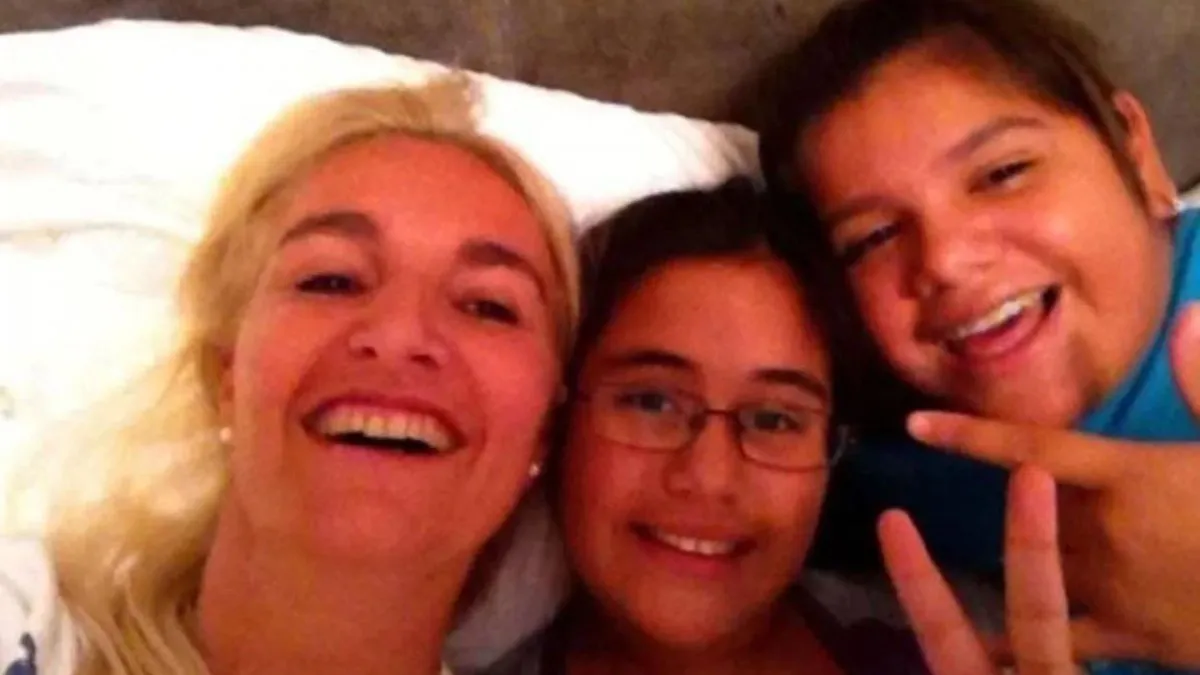 More Rial junto a su hermana Rocío y su mamá Silvia D'auro.