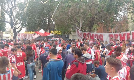 Los hinchas de Unión se reunieron en la previa al partido con Platense. Los hinchas de Unión se reunieron en la previa al partido con Platense.