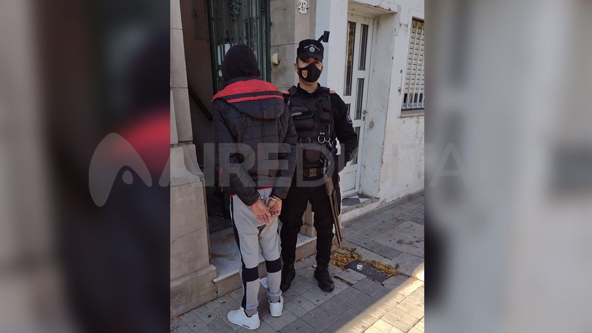 El detenido se encontraba prófugo y fue aprehendido luego de una persecución en el norte de la ciudad. 
