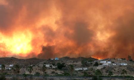 Los aviones hidrantes y los brigadistas trabajan a contrarreloj para frenar el avance de las llamas en la región andaluza. Los aviones hidrantes y los brigadistas trabajan a contrarreloj para frenar el avance de las llamas en la región andaluza.