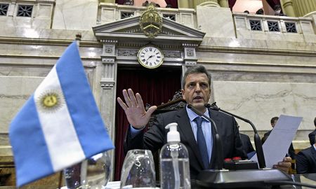 La cartera que conduce el ministro Sergio Massa indicó que con el objetivo de acordar el staff level agreement, un equipo económico encabezado por Leonardo Madcur y Gabriel Rubinstein viaja a Estados Unidos a principios de la semana entrante. La cartera que conduce el ministro Sergio Massa indicó que con el objetivo de acordar el staff level agreement, un equipo económico encabezado por Leonardo Madcur y Gabriel Rubinstein viaja a Estados Unidos a principios de la semana entrante.