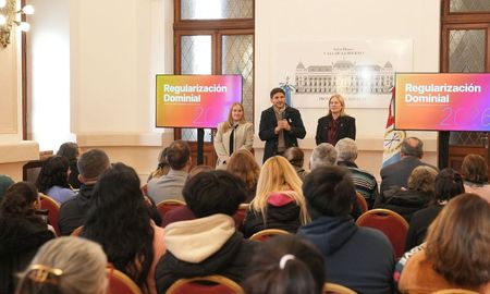 El gobernador de la provincia, Maximiliano Pullaro, encabezó la entrega de viviendas junto a la diputada nacional, Gisela Scaglia y funcionarios del Gabinete. El gobernador de la provincia, Maximiliano Pullaro, encabezó la entrega de viviendas junto a la diputada nacional, Gisela Scaglia y funcionarios del Gabinete.