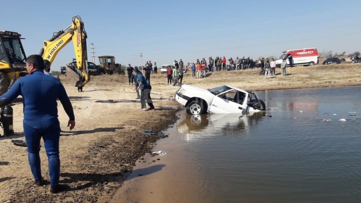 Momento en el que la camioneta sali&oacute; del agua en&nbsp;una cava&nbsp;cercana a&nbsp;la laguna Set&uacute;bal en Colastin&eacute; Norte