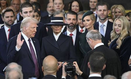 Donald Trump, con su esposa y sus hijos, jura como presidente de los Estados Unidos. Donald Trump, con su esposa y sus hijos, jura como presidente de los Estados Unidos.