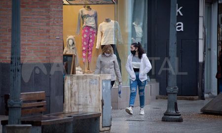 La provincia de Santa Fe eliminó el distanciamiento obligatorio pero mantiene el uso del barbijo y el pase sanitario.&nbsp;