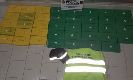 El material estupefaciente iba acondicionando en ladrillos envueltos en papeles amarillos y verdes. El material estupefaciente iba acondicionando en ladrillos envueltos en papeles amarillos y verdes.