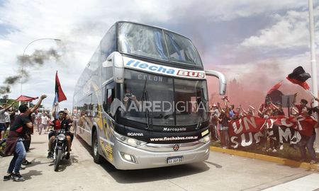 una multitud acompano a colon rumbo al sueno de la sudamericana una multitud acompano a colon rumbo al sueno de la sudamericana