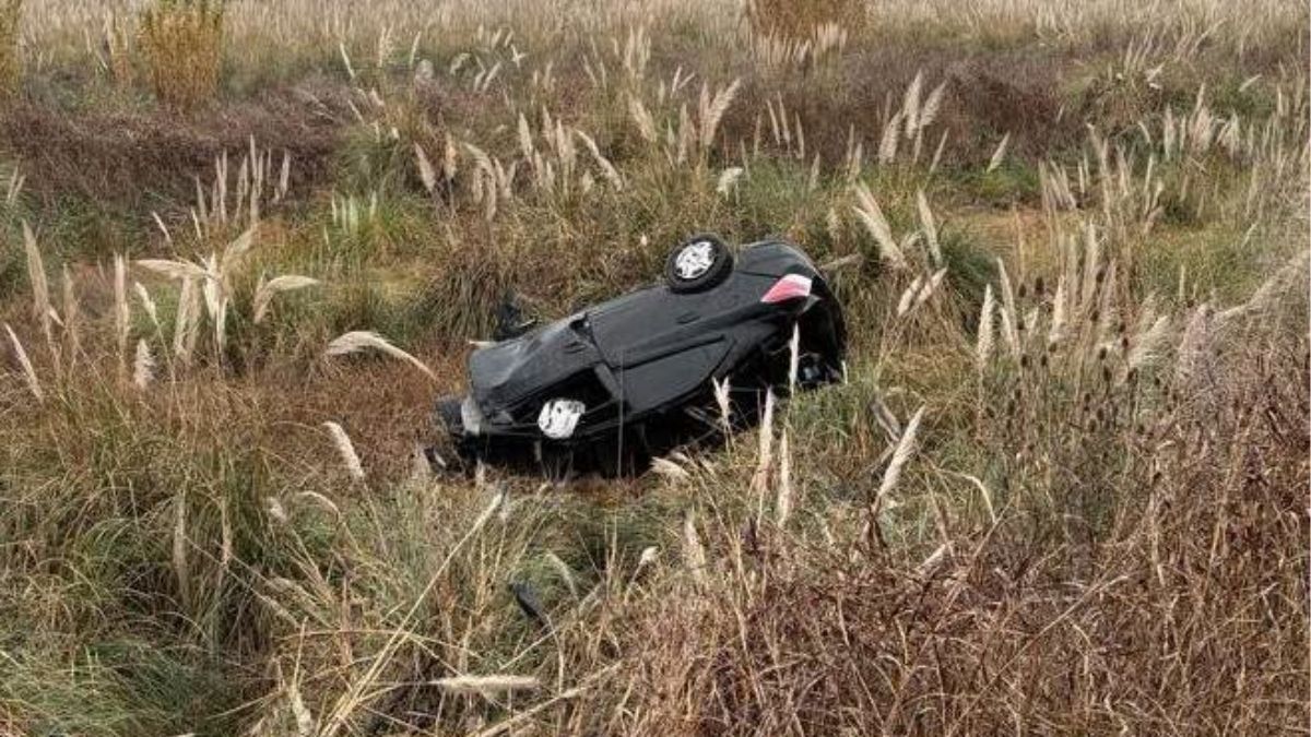Por causas que se investigan, una camioneta Toyota Hilux blanca y un automóvil Chevrolet Prisma negro colisionaron de manera violenta. Por causas que se investigan, una camioneta Toyota Hilux blanca y un automóvil Chevrolet Prisma negro colisionaron de manera violenta.