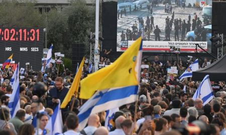 En la llamada Plaza de los Rehenes, en Tel Aviv, la emoción se mezcló con el alivio. En la llamada Plaza de los Rehenes, en Tel Aviv, la emoción se mezcló con el alivio.