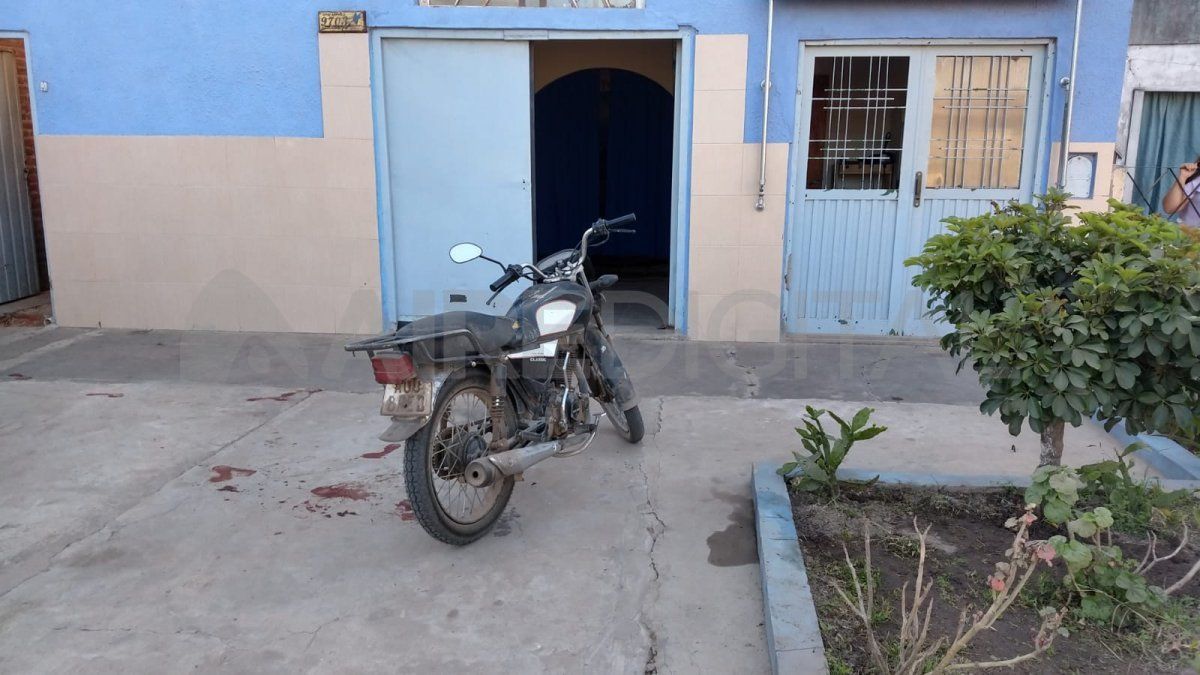 Junto a la peluquería de la zona también se encuentra una iglesia en cuya vereda quedó sangre de la víctima.