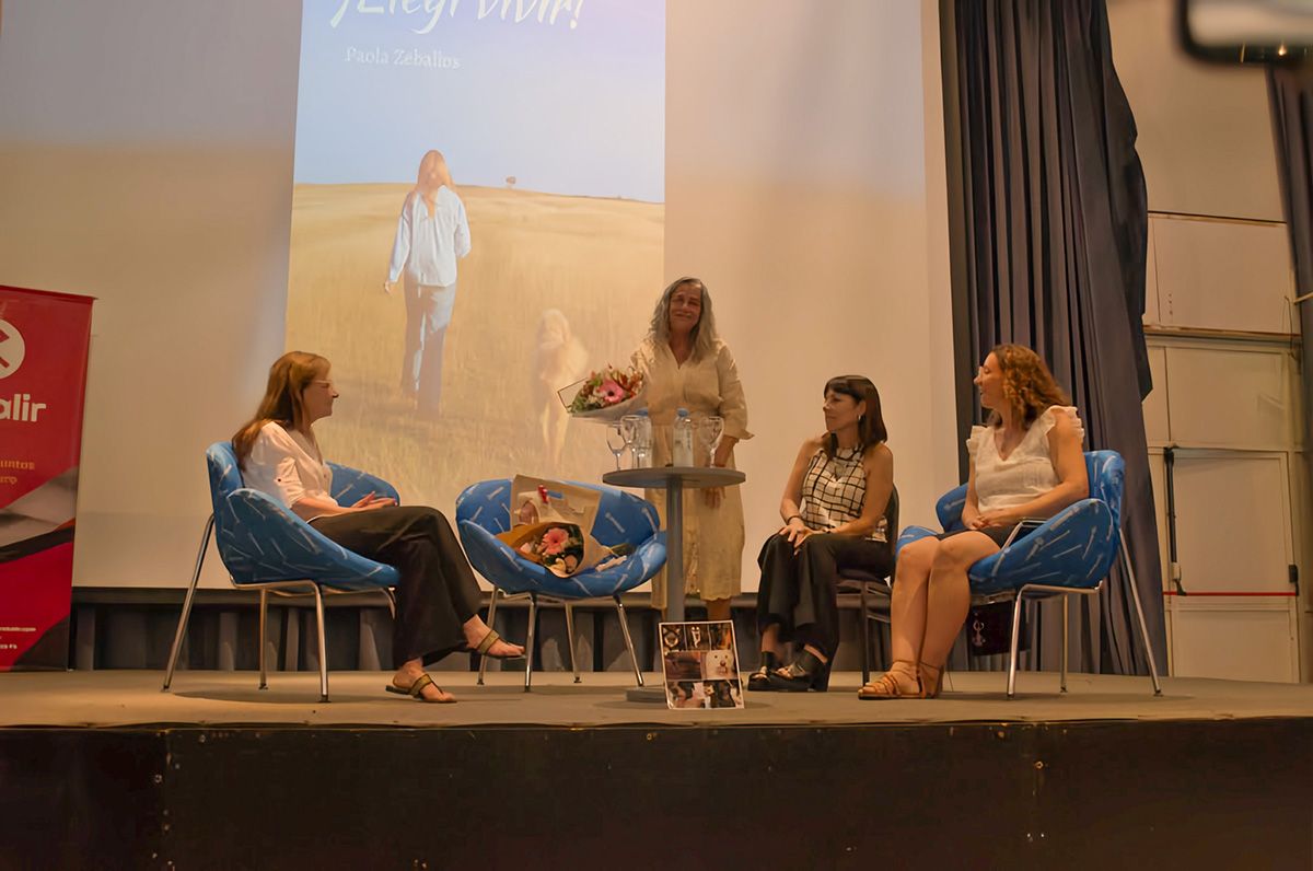 A fines de 2025, la periodista santafesina Paola Zeballos present&oacute; su libro "Eleg&iacute; Vivir".