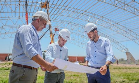 El gobernador Maximiliano Pullaro y el intendente de Rafaela, Leonardo Viotti, recorrieron las obras del nuevo Microestadio Distrito Joven. El gobernador Maximiliano Pullaro y el intendente de Rafaela, Leonardo Viotti, recorrieron las obras del nuevo Microestadio Distrito Joven.