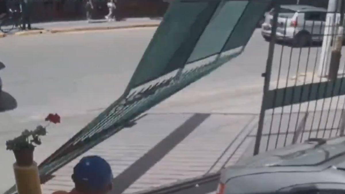 Una mujer derribó el portón de un estacionamiento de Buenos Aires.