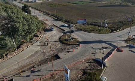Comenzaron los trabajos de construcción de una alcantarilla frente al Hospital Protomédico y desarrolla los primeros movimientos para la nueva rotonda. Comenzaron los trabajos de construcción de una alcantarilla frente al Hospital Protomédico y desarrolla los primeros movimientos para la nueva rotonda.
