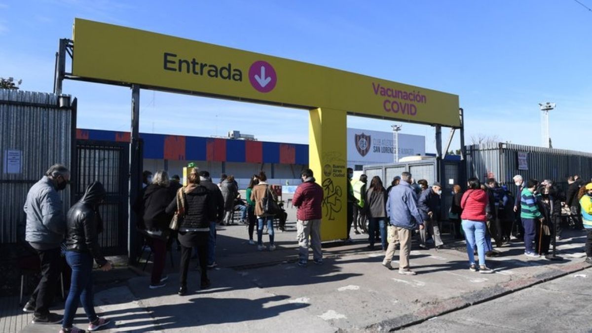 La mujer llegó acompañada de su hijo y una vez que recibió la dosis