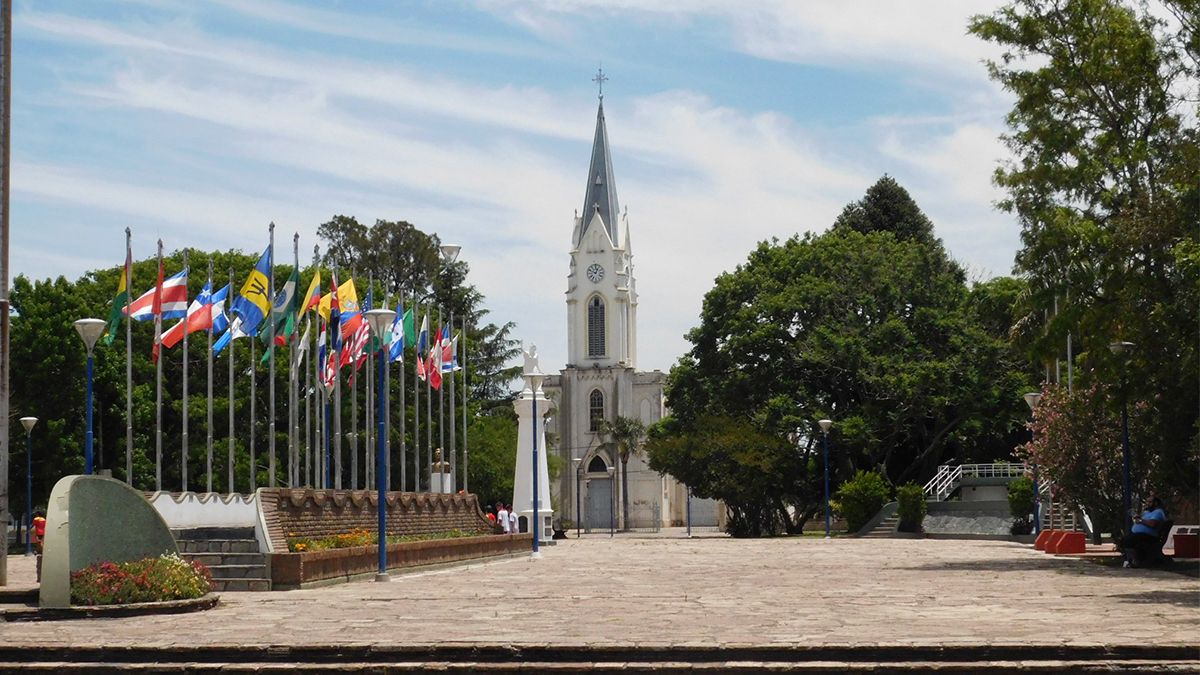 La plaza central de San Jerónimo Norte, una ciudad fundada por inmigrantes suizos que aún conserva vivas muchas de sus tradiciones y costumbres. La plaza central de San Jerónimo Norte, una ciudad fundada por inmigrantes suizos que aún conserva vivas muchas de sus tradiciones y costumbres.