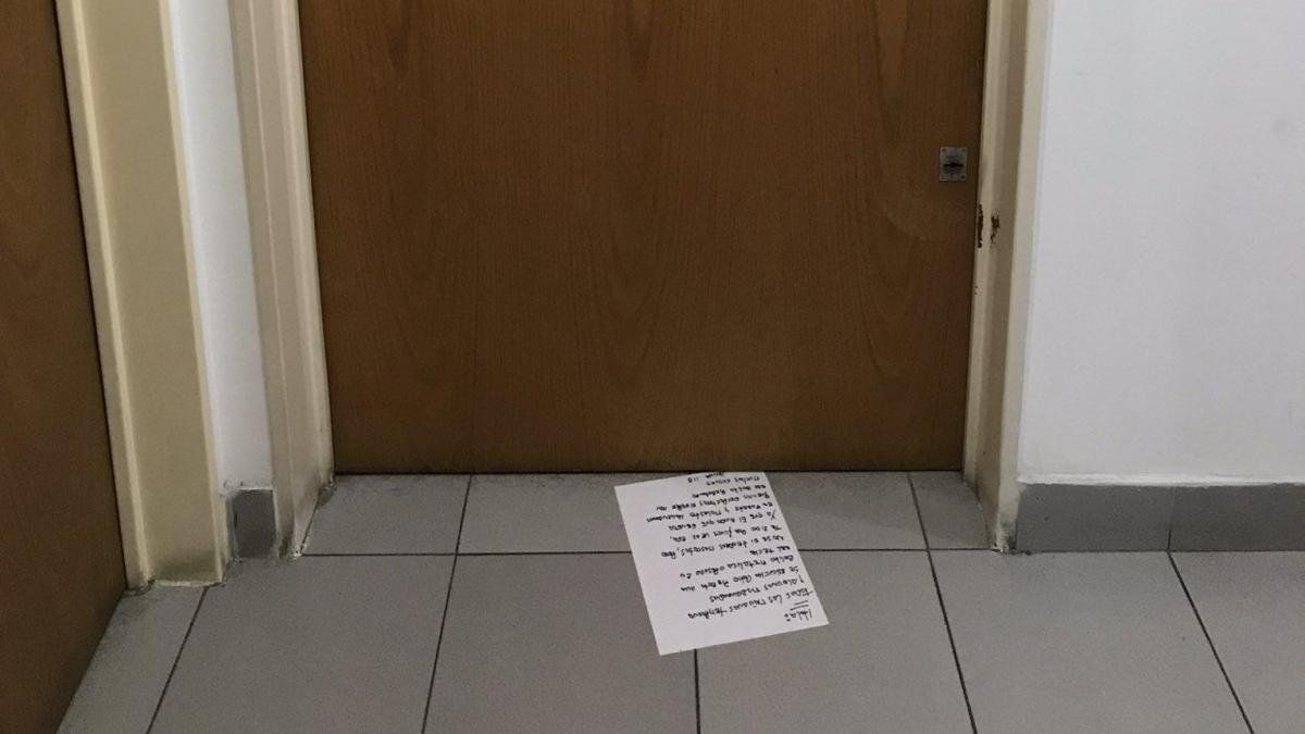 Le dejaron una nota al vecino quejándose por sus ruidos molestos