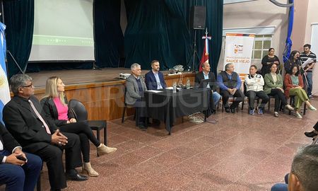 El acto se realizó en la Sala Cultural de la ciudad de Sauce Viejo y contó con la presencia del intendente Mario Papaleo. El acto se realizó en la Sala Cultural de la ciudad de Sauce Viejo y contó con la presencia del intendente Mario Papaleo.