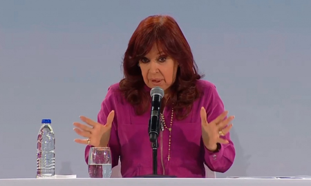 La vicepresidenta Cristina Fernández de Kirchner afirmó este lunes por la tarde que fue puesta ante un pelotón de fusilamiento mediático-judicial. La vicepresidenta Cristina Fernández de Kirchner afirmó este lunes por la tarde que fue puesta ante un pelotón de fusilamiento mediático-judicial.