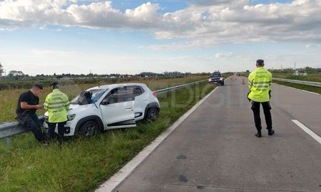 Accidente en la Circunvalación Oeste: una mujer despistó en su auto y chocó contra el guardarrail Accidente en la Circunvalación Oeste: una mujer despistó en su auto y chocó contra el guardarrail