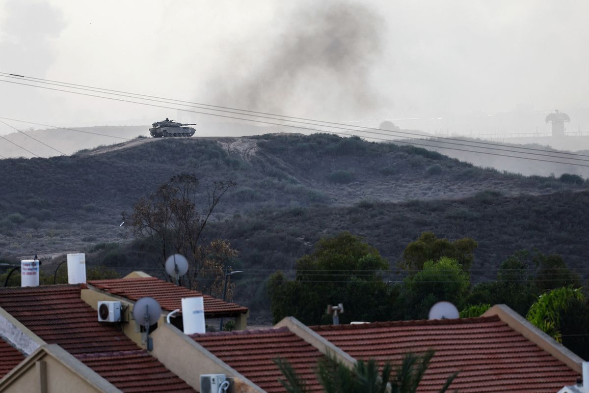 Un tanque israelí maniobra cerca de la frontera entre Israel y Gaza