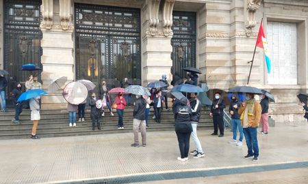 En diálogo con el móvil de Aire de Santa Fe, los comerciantes anunciaron que no acatarán las restricciones, advirtieron que no permitirán clausuras de los locales y criticaron con dureza al gobierno. En diálogo con el móvil de Aire de Santa Fe, los comerciantes anunciaron que no acatarán las restricciones, advirtieron que no permitirán clausuras de los locales y criticaron con dureza al gobierno.