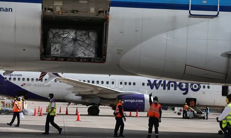 Un cargamento con las primeras vacunas de la farmacéutica Pfizer llega al Aeropuerto Internacional Mariscal Sucre, en Quito (Ecuador) Un cargamento con las primeras vacunas de la farmacéutica Pfizer llega al Aeropuerto Internacional Mariscal Sucre, en Quito (Ecuador)