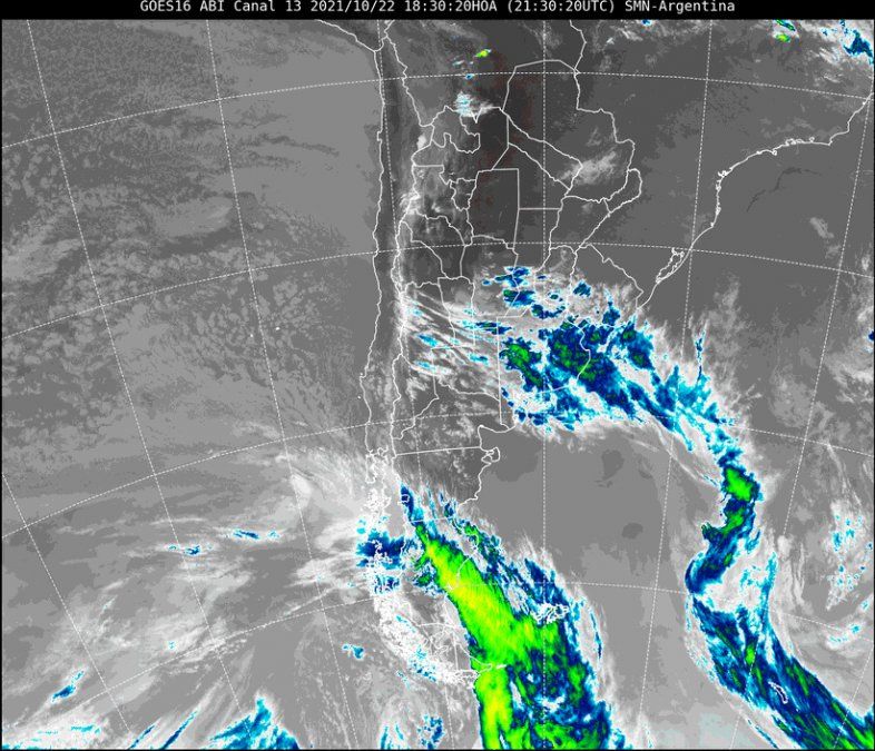 En la imagen satelital se observa abundante nubosidad asociada a inestabilidad, producto del frente de aire frío que interactúa con la masa más cálida presente en el centro del país.