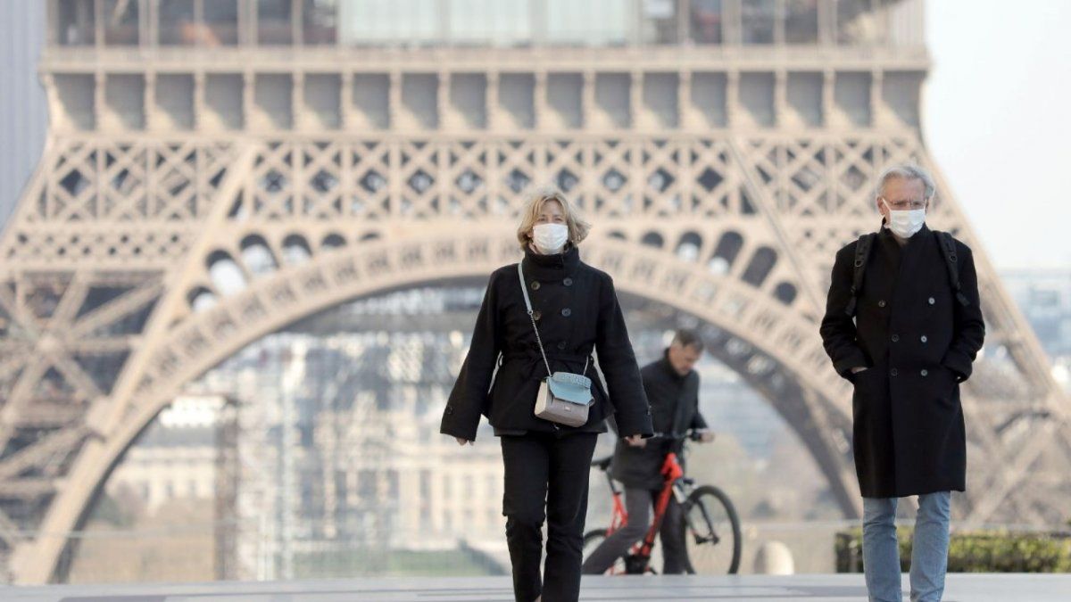 Más de la mitad de los franceses entrarán en toque de queda nocturno por seis semanas desde el sábado.