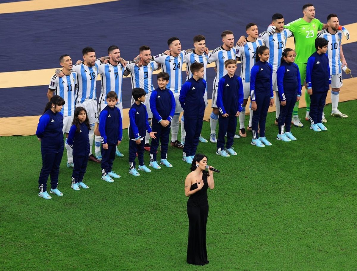La actriz y cantante argentina Lali Espósito fue la encargada de entonó las estrofas del Himno Nacional Argentino en la final del Mundial de Qatar 2022.