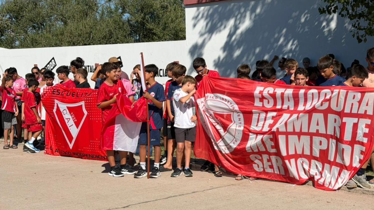 Los chicos levantaron sus banderas rojas. Los chicos levantaron sus banderas rojas.