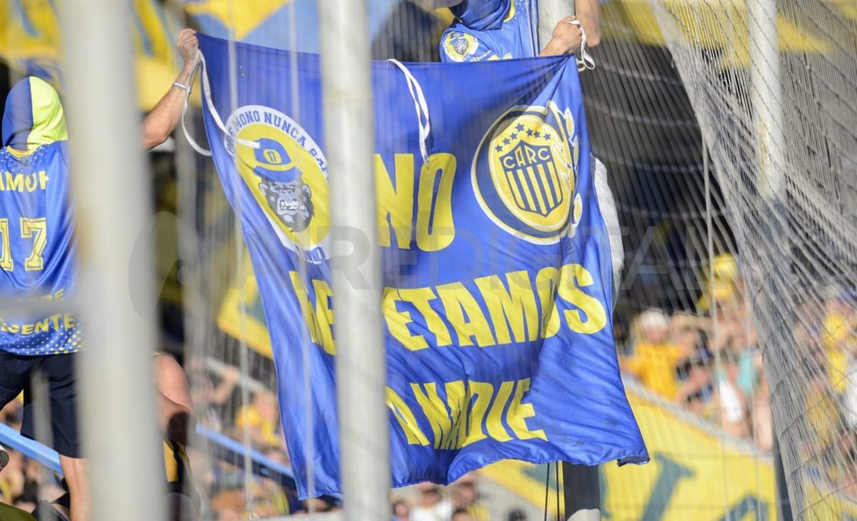 La bandera fue desplegada cuando arrojaron bombas de estruendo desde la tribuna.