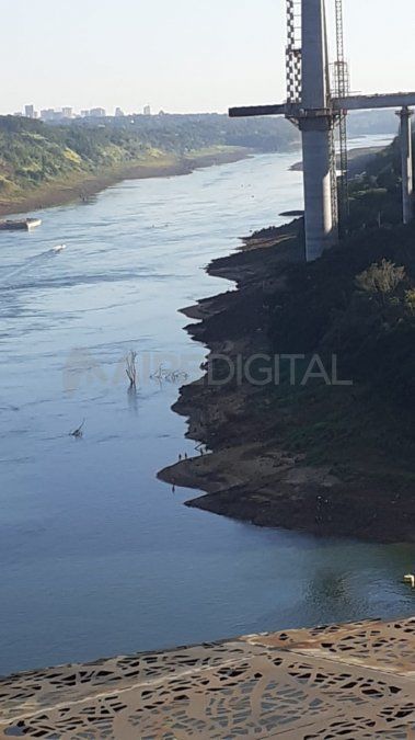 Desde Puerto Iguazú se puede ver la bajante del río Iguazú en el lugar donde se une al Paraná.