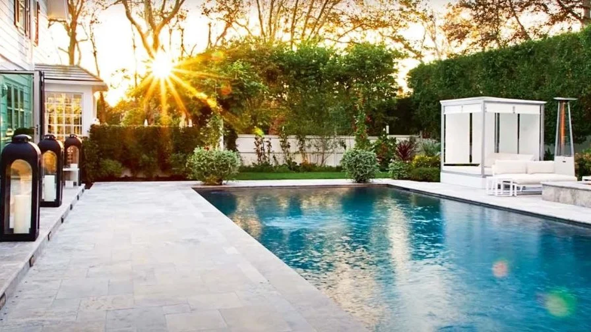 La lujosa mansión está ubicada en Castelldefels, ciudad de Barcelona, posee tres pisos y una terraza.