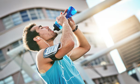 Hidratarse bien es ideal a la hora de hacer ejercicio. Hidratarse bien es ideal a la hora de hacer ejercicio.
