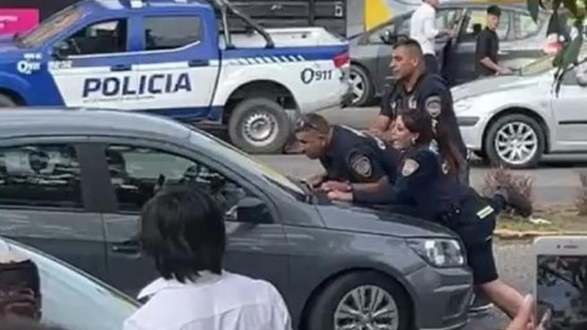 Cuando el vehículo se detuvo, el integrante de las fuerzas rompió el parabrisas a puño limpio y procedió al arresto de las tres personas que estaban en el interior del auto.