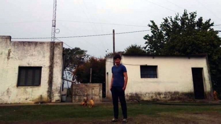 Brian Peresón, en la puerta de su casa de Lanteri, donde levantó una antena junto a su padre para disponer de una conexión mínima de internet