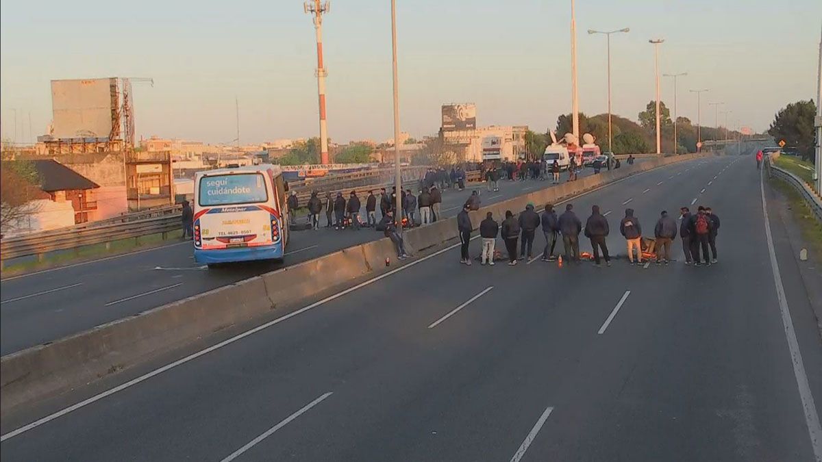 El piquete de los choferes en la avenida General Paz, en Buenos Aires.