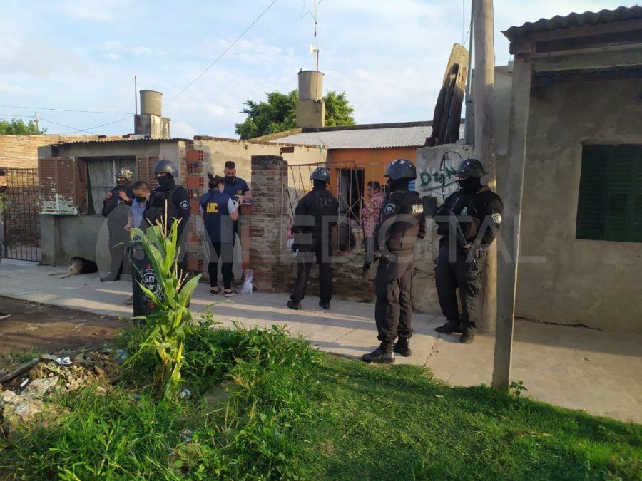 Celulares secuestrados y tres personas fueron trasladadas a sede policial.